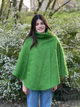 Charger l&#39;image dans la galerie, Ponchos tissés Mohair de chevreaux
